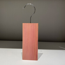 防霉片  天然雪松香木片可挂式衣柜防霉驱虫片家用鞋柜防蛀香木块 挂钩式挂板(1片