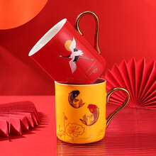 贝瑟斯 时尚简约陶瓷办公杯国潮风杯带盖带勺情侣仙鹤锦鲤马克杯男女赠礼红色290ml