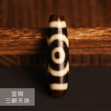 紅朱砂　虎牙三眼 特惠西藏真品三眼财神金钱钩双虎牙莲花天珠朱砂红肉锁骨链吊坠
