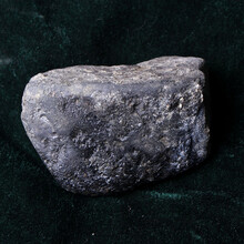 御见珠宝翡翠原石赌石系列款全蒙料黑乌沙/莫西沙赌冰种满绿翡翠玉石