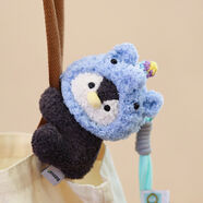 山头林村玩偶电脑夹桌伴娃娃学习搭子显示屏小饰品工位改造神器熊毛绒玩具 企鹅右边+蓝象帽子+手绳 约12cm高网红现货秒发