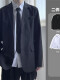 黑色西服+长袖白衬衫 +领带