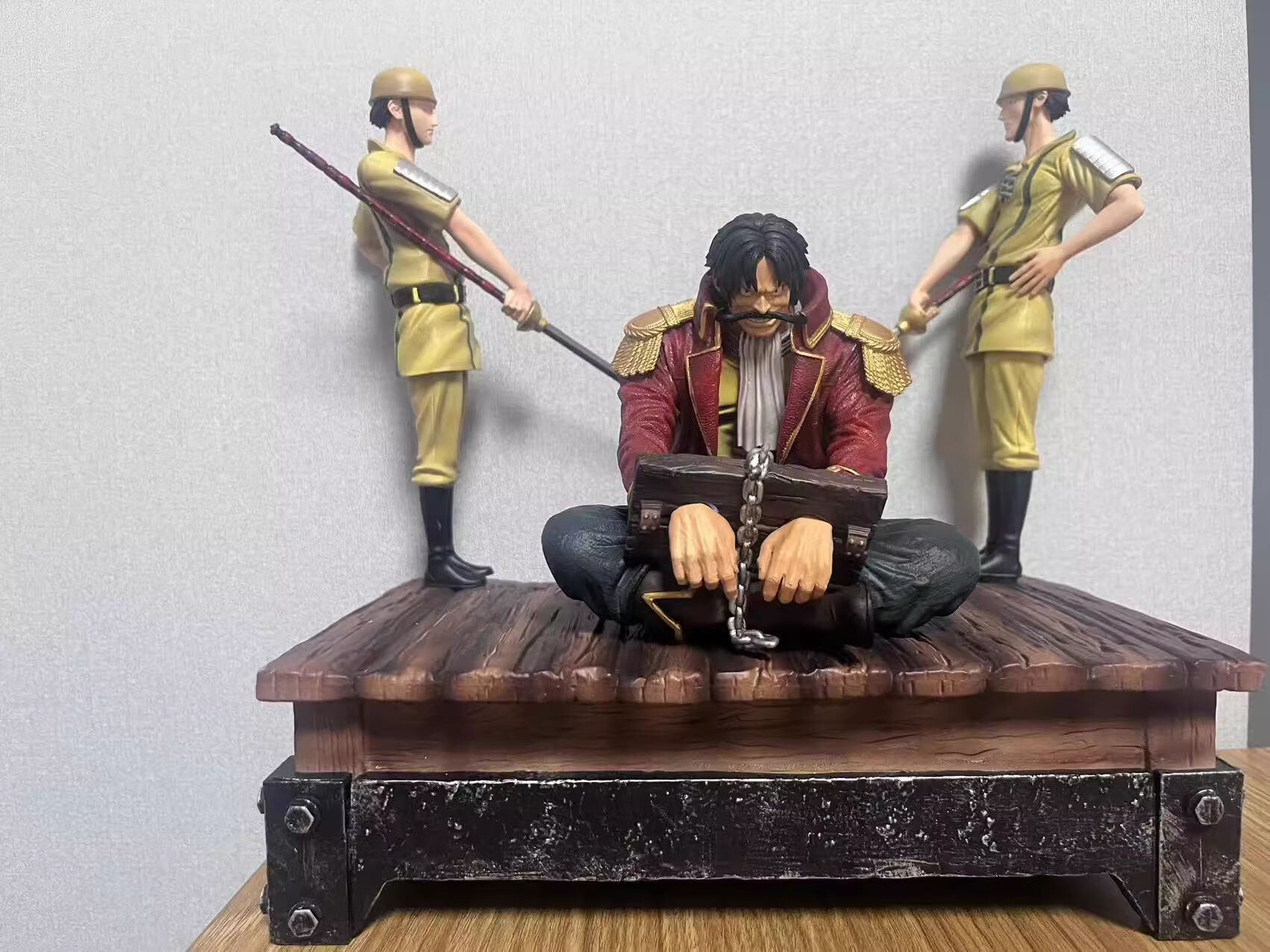 海贼王士兵处刑台罗杰 坐姿手铐罗杰 哥尔d罗杰 手办桌面摆件模型