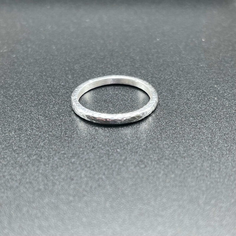 足银手工泥鳅背坑锤纹简单时尚男女士情侣对戒刻字 (2mm宽)银锤纹戒指