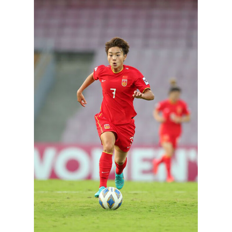 女足 海报中国女足王霜足球海报墙贴 宿舍彩票店装饰挂画带框 001