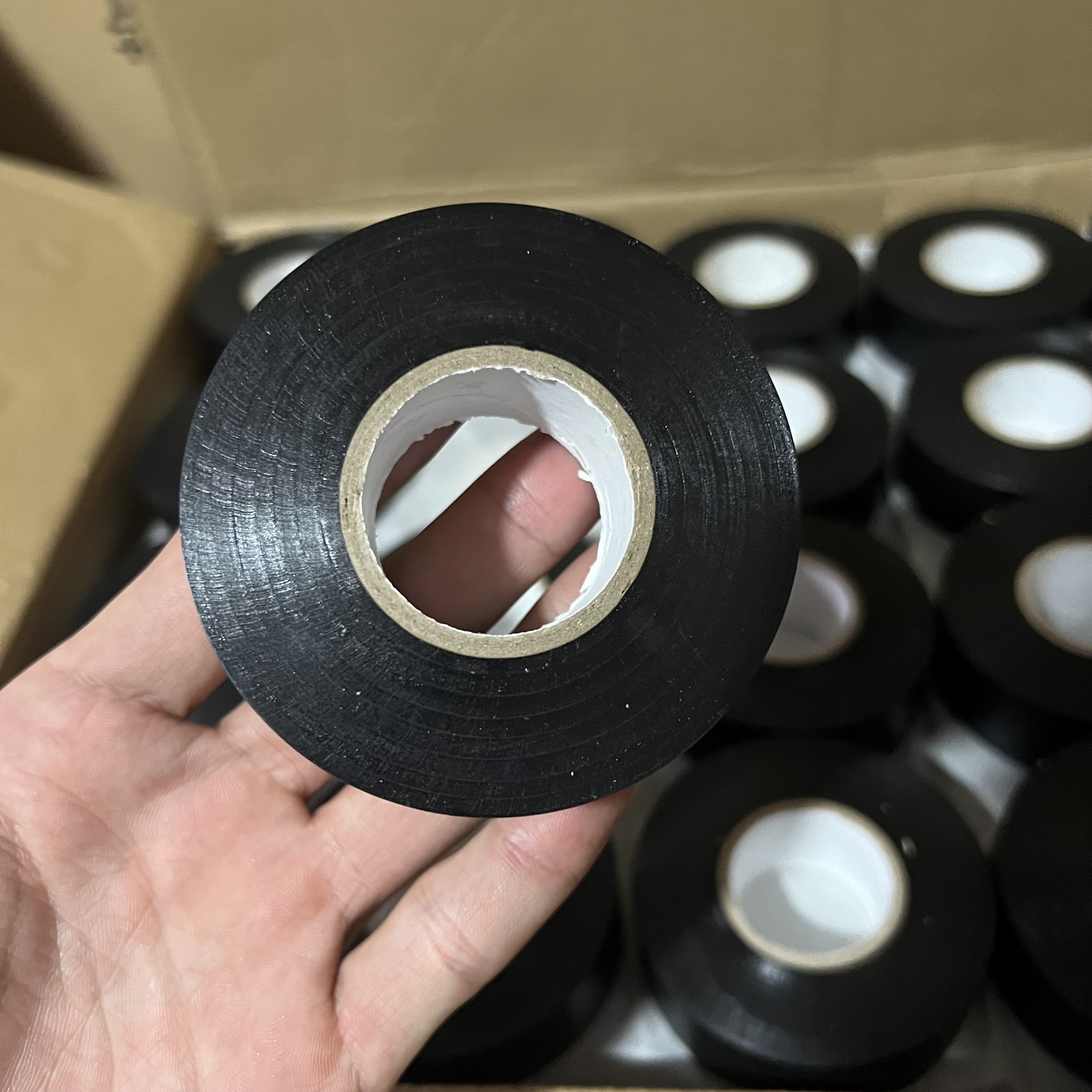 聚益电工胶带pvc防水绝缘胶带阻燃耐温25mm宽线束缠绕超粘大卷黑胶布