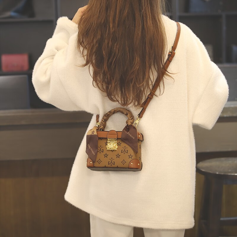 ur alo包包女包2026年新款单肩包女轻奢小众女款女士小包斜挎包生日礼物 棕色（礼盒装）