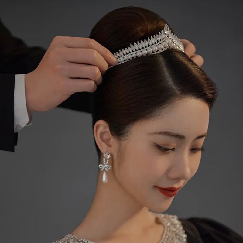 红妆诺新娘结婚头饰精致小巧闪钻皇冠赫本风造型婚纱照简约高级礼服配饰 B5X303赫本风皇冠属于什么档次？