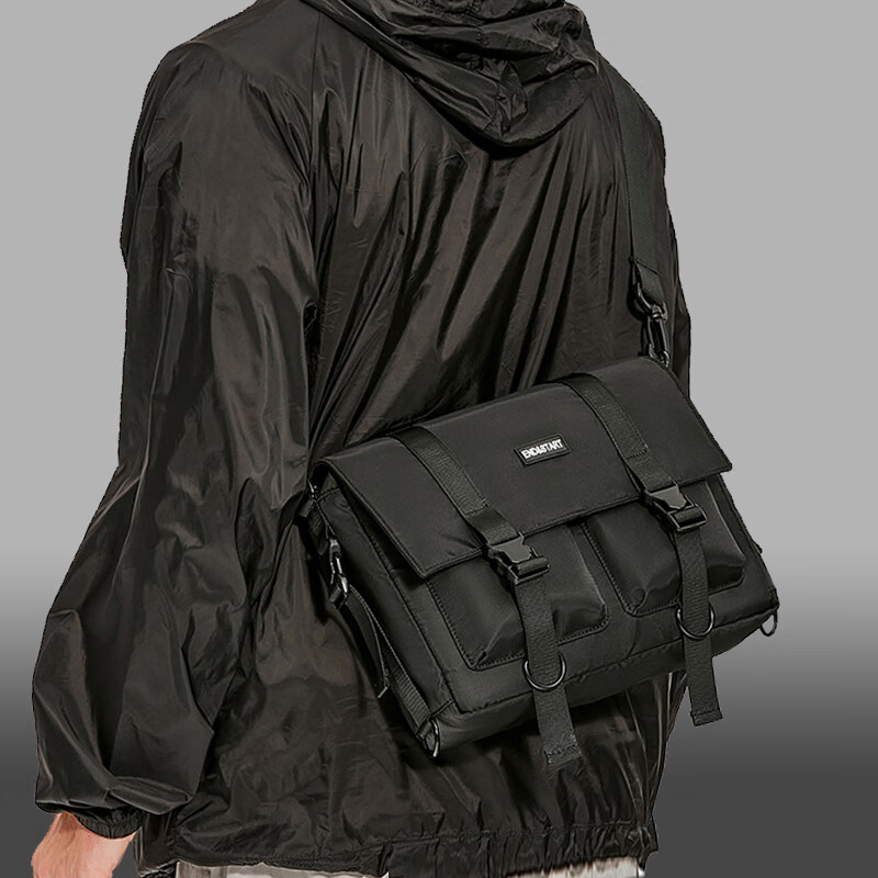 路西法潮流轻便斜挎包男士ins机能风工装包时尚挎包男单肩包邮差包l