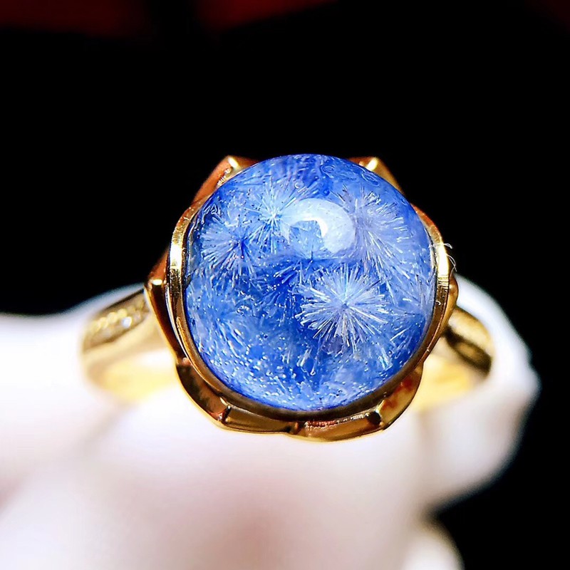 君政珠宝收藏款蓝发晶戒指金镶嵌奢华高贵 晶体干净上手美舒适颜色 浅