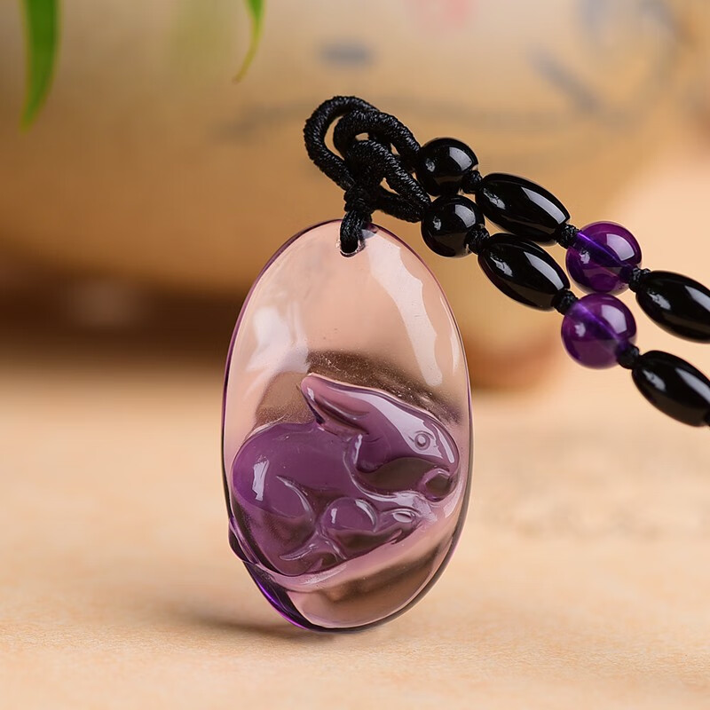 天然水晶 紫水晶吊墜 招財(cái)兔 全凈體手工雕刻兔子本命年吉祥物靈葫雙犬富貴鳴羊 一物一圖 款式一 28.2*17.1*9.2mm