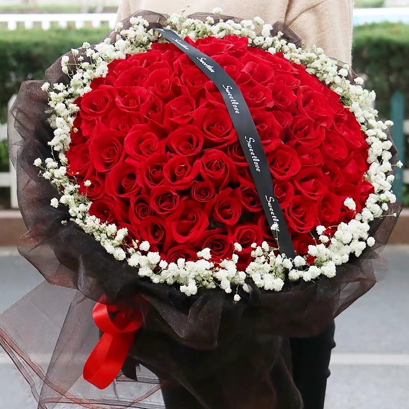 玫瑰花束 订单备注您想要的配送时间段 最快2小时送 99朵红玫瑰搭配