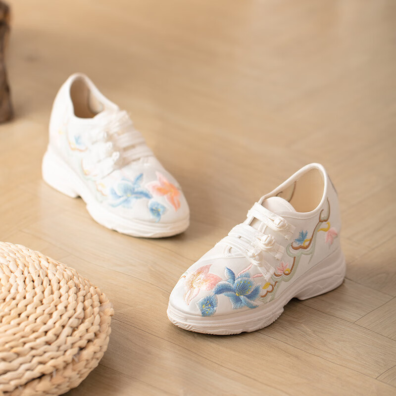 盛绾布鞋女绣花鞋内增高休闲鞋运动鞋民族风厚底白搭汉服小白鞋 朝日