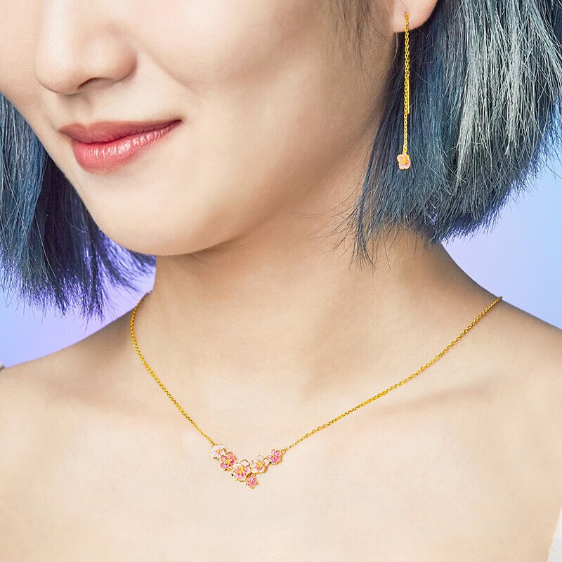 菜百首饰 黄金耳饰 桃气满满粉色元气桃花耳坠 计价 约1.50克