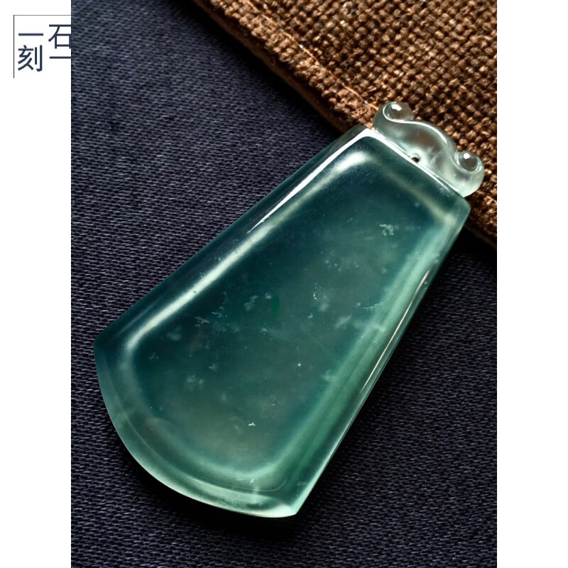 一石一刻a货缅甸翡翠玻璃种晴水素牌底色清新漂亮冰透起胶吊坠