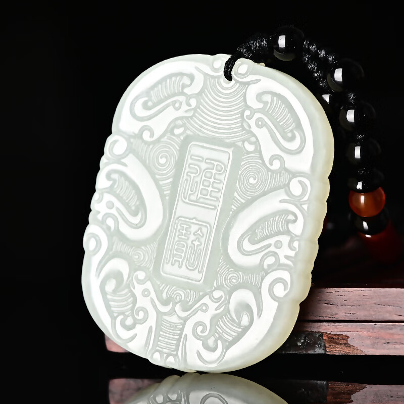 靳铂梵新疆和田玉仿古龙纹牌子吊坠青白玉吊牌 小款(女士佩戴)