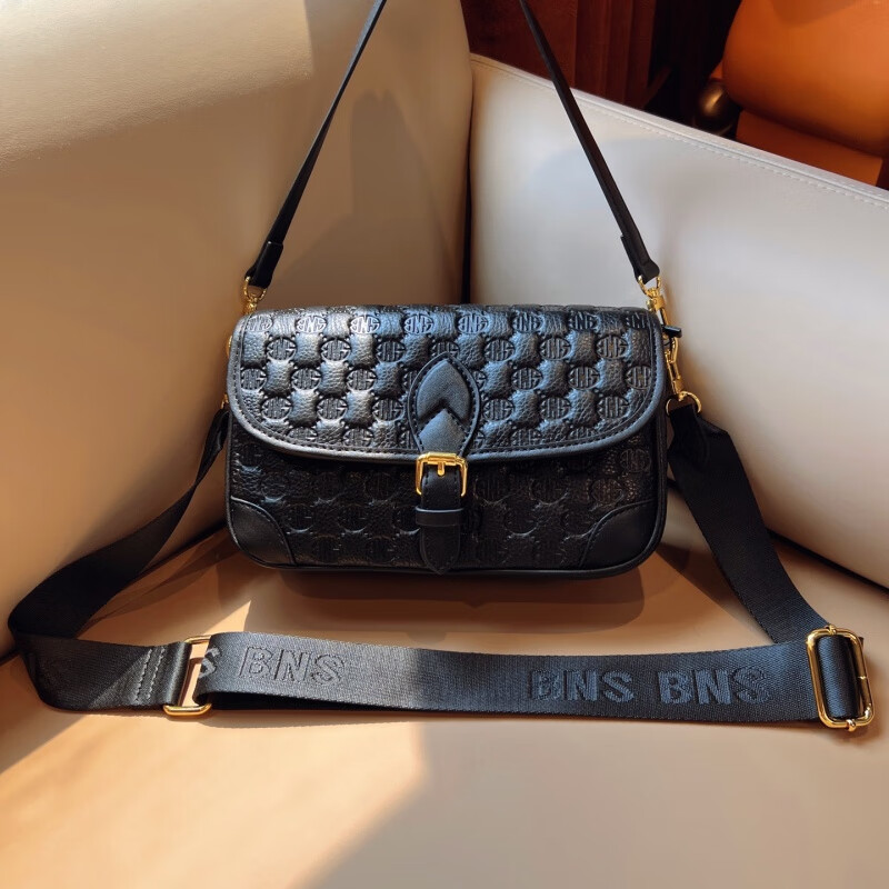 clolv kiss真皮腋下包包女2023新款大容量单肩法棍包时尚轻奢感小众