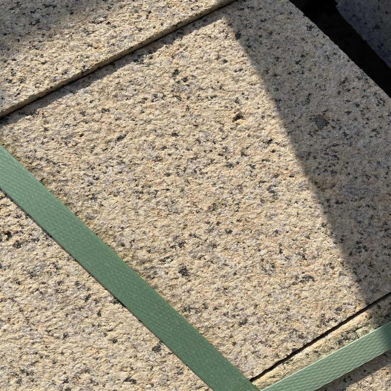 榆钦天然花岗岩火烧板石材麻荔枝面芝麻黑路沿石园林黄锈石地铺 红色