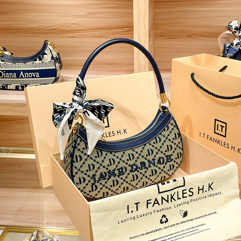 chaseng&keithck女包香港品牌女包2024新款刺绣印花腋下包单肩月牙白