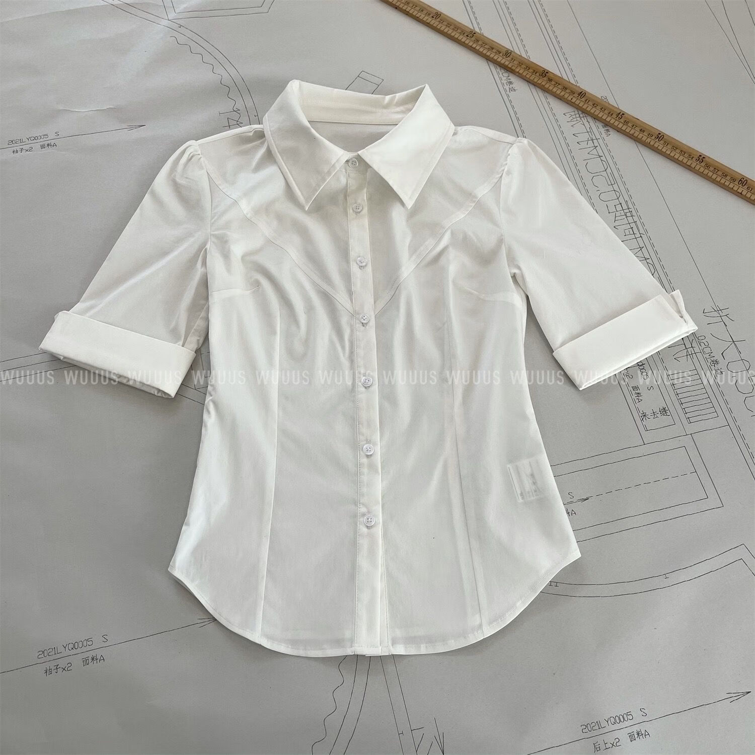 元乐申【系花】神奇勒设计 上身凹凸有致中袖白衬衫短套装 白色衬衫