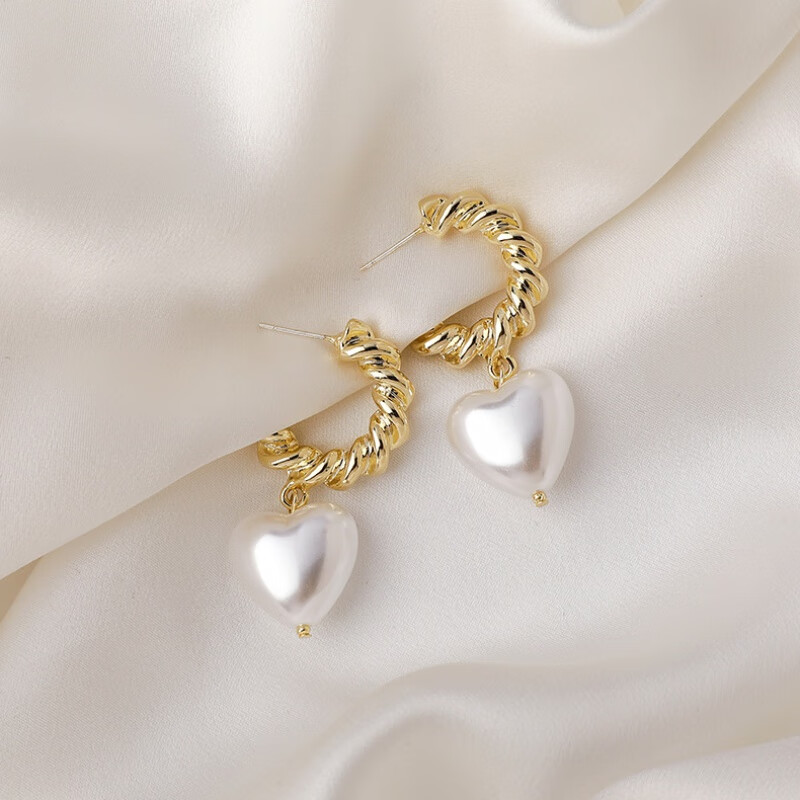 乐乐ins博主气质女爱心金属珍珠法式复古耳钉金属纽纹质感优雅潮耳环