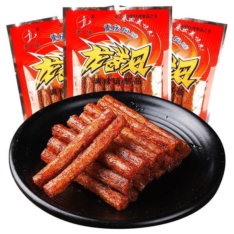 君仔龙卷风辣条辣棒校园童年怀旧麻辣零食香辣 龙卷风辣条 900g *50袋