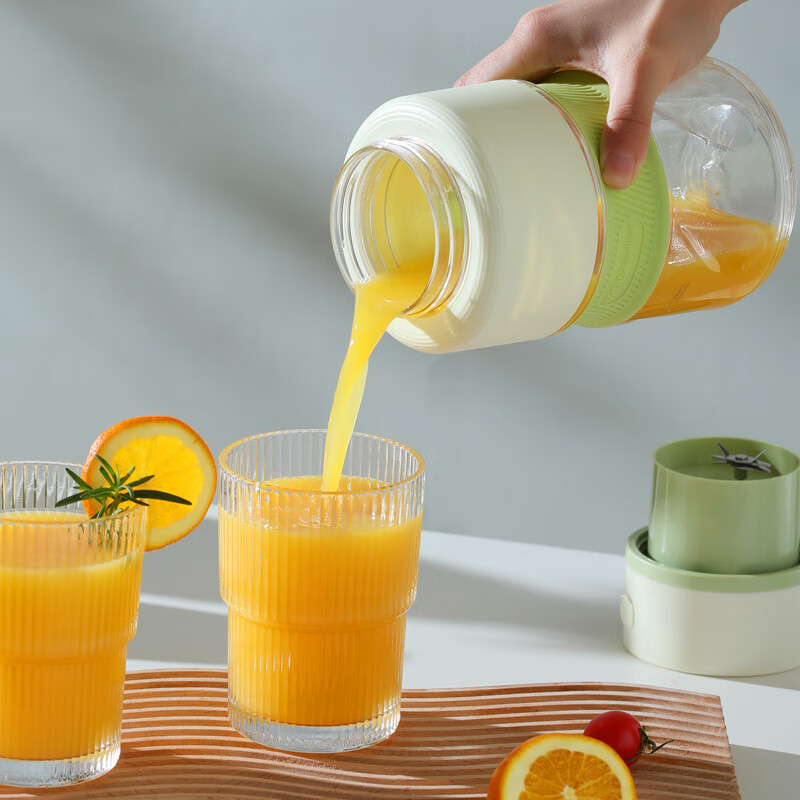 荣事达(royalstar)网红榨汁桶10叶刀大容量便携榨汁杯电动果汁杯家用