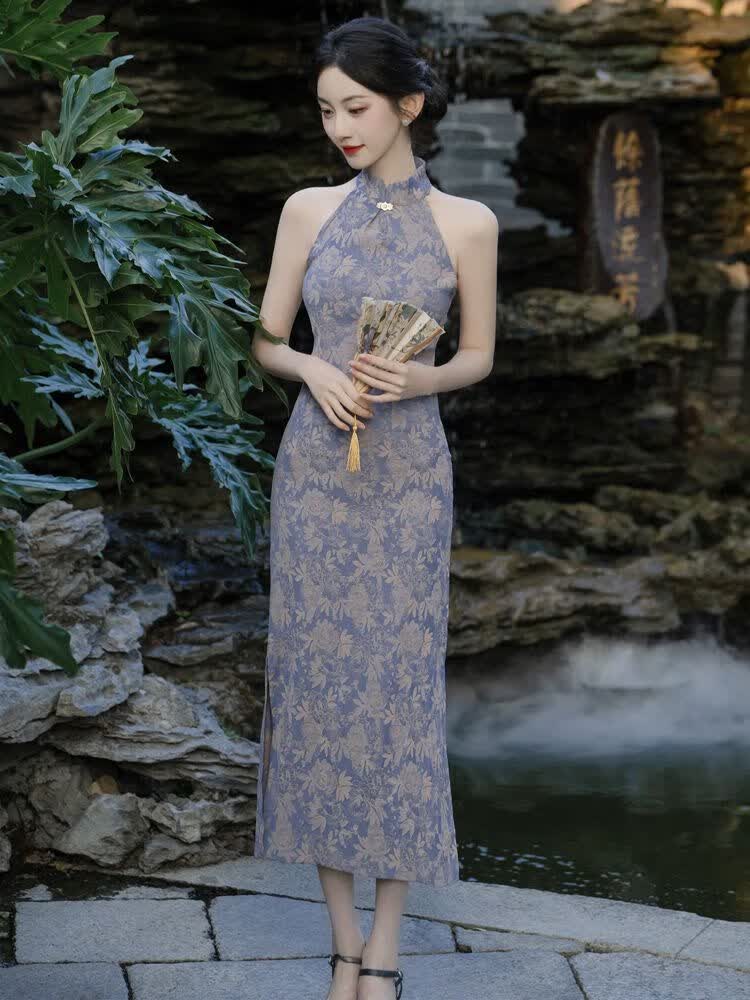 改良文艺新中式无袖黑色长旗袍修身国潮风削肩复古植绒挂脖连衣裙 雾