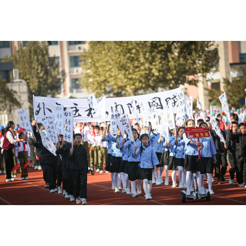 山头林村五四白色条幅白布黑字横幅五四运动舞台剧标语定制旗帜小竖旗