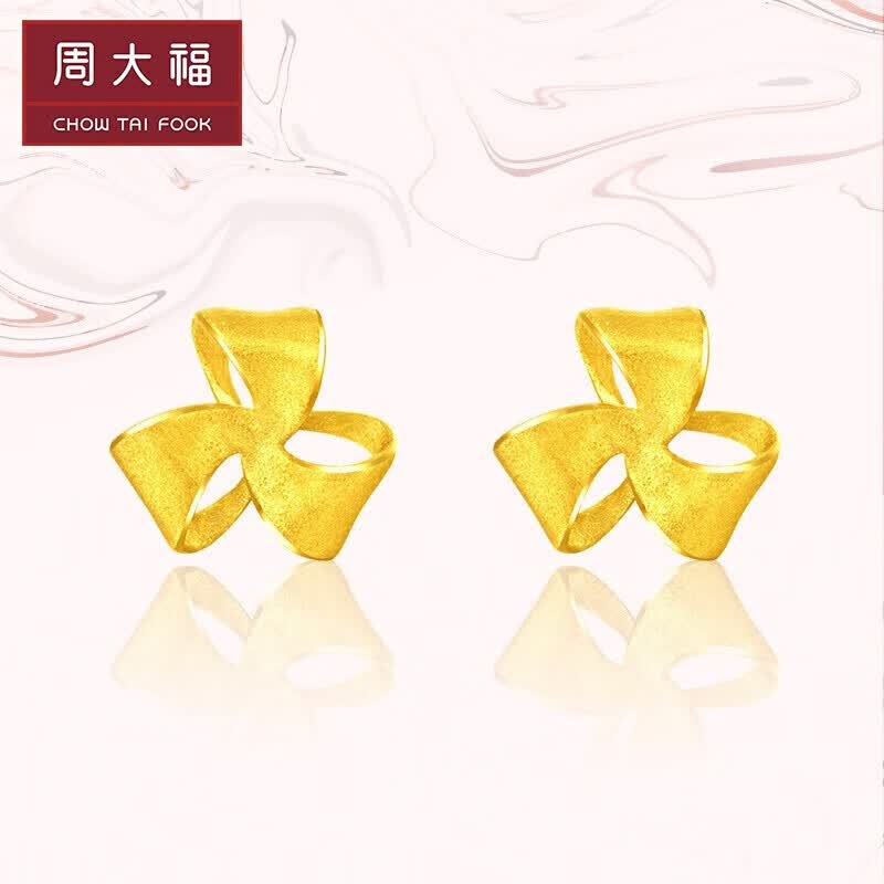 周大福 芬芳花朵 足金黄金耳钉 88 f219121 约1.35g