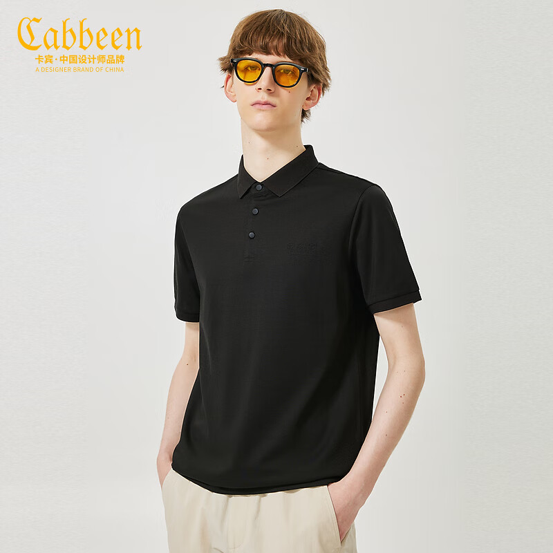 CABBEEN卡宾商场同款都市男装压花polo衫2022夏新款休闲短袖B2222163015 煤黑色01 48/170/M属于什么档次？