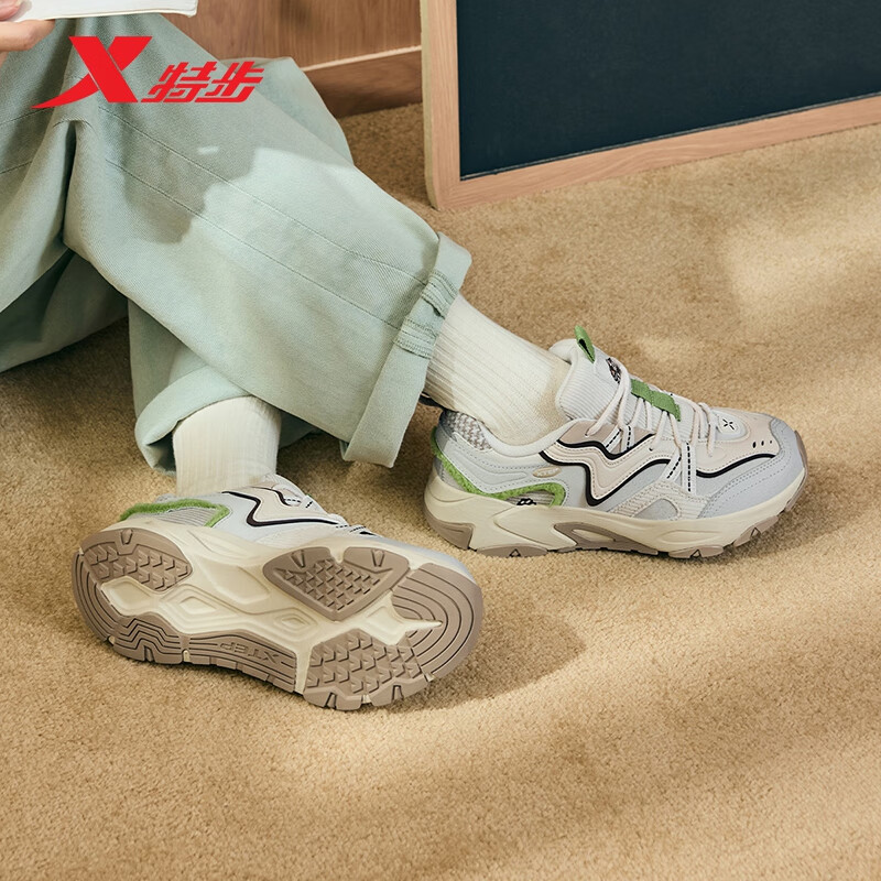 特步女鞋鞋子女冬季保暖赤壁3.0户外运动老爹休闲鞋子