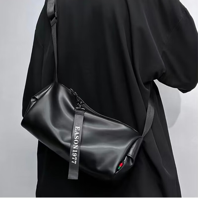 2023新款包包男士斜挎包简约休闲单肩包男潮牌百搭通勤包圆筒挎包 黑色