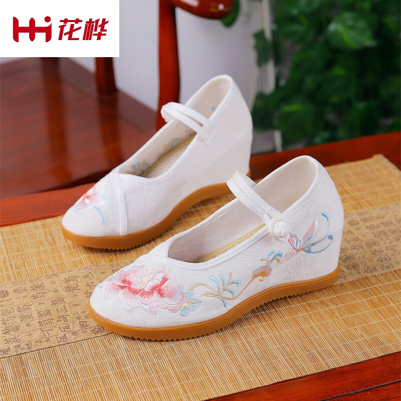 花桦高端品牌绣花鞋女中青年女士老北京布鞋女圆头古风鞋内增高绣花鞋坡跟民族风搭配旗袍潮流百搭女鞋 白色 蝶恋花XFP 34属于什么档次？