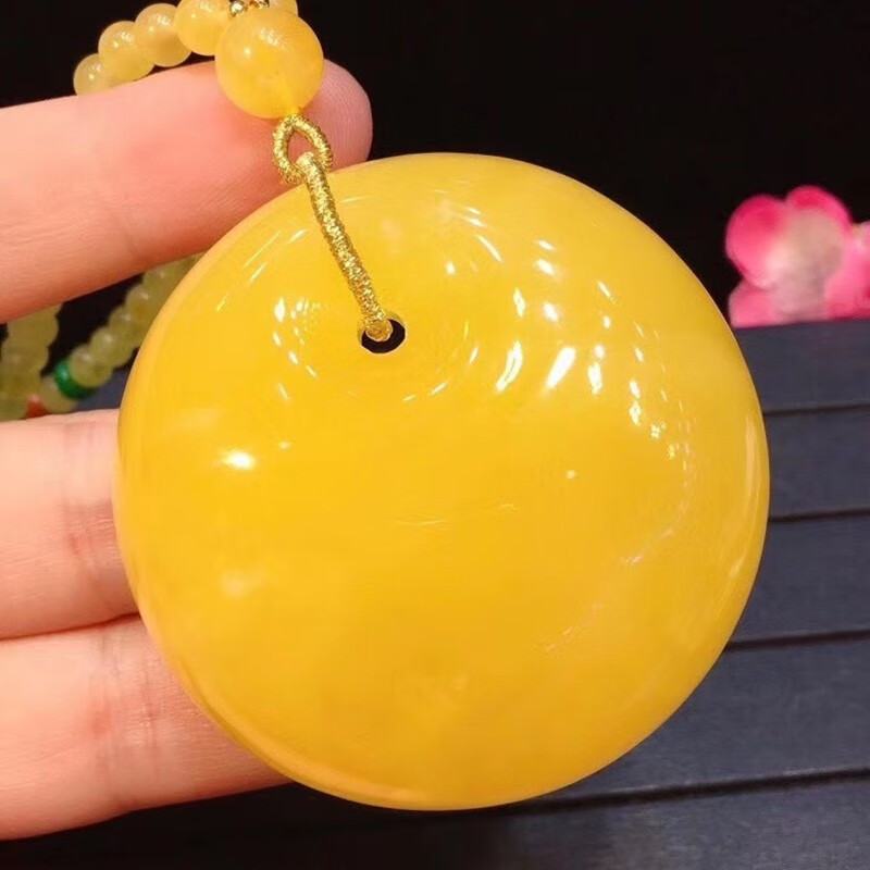 君政原矿蜜蜡公主扣吊坠 满蜜,鸡油黄 蜡质浓郁 形状规整 饱满圆润