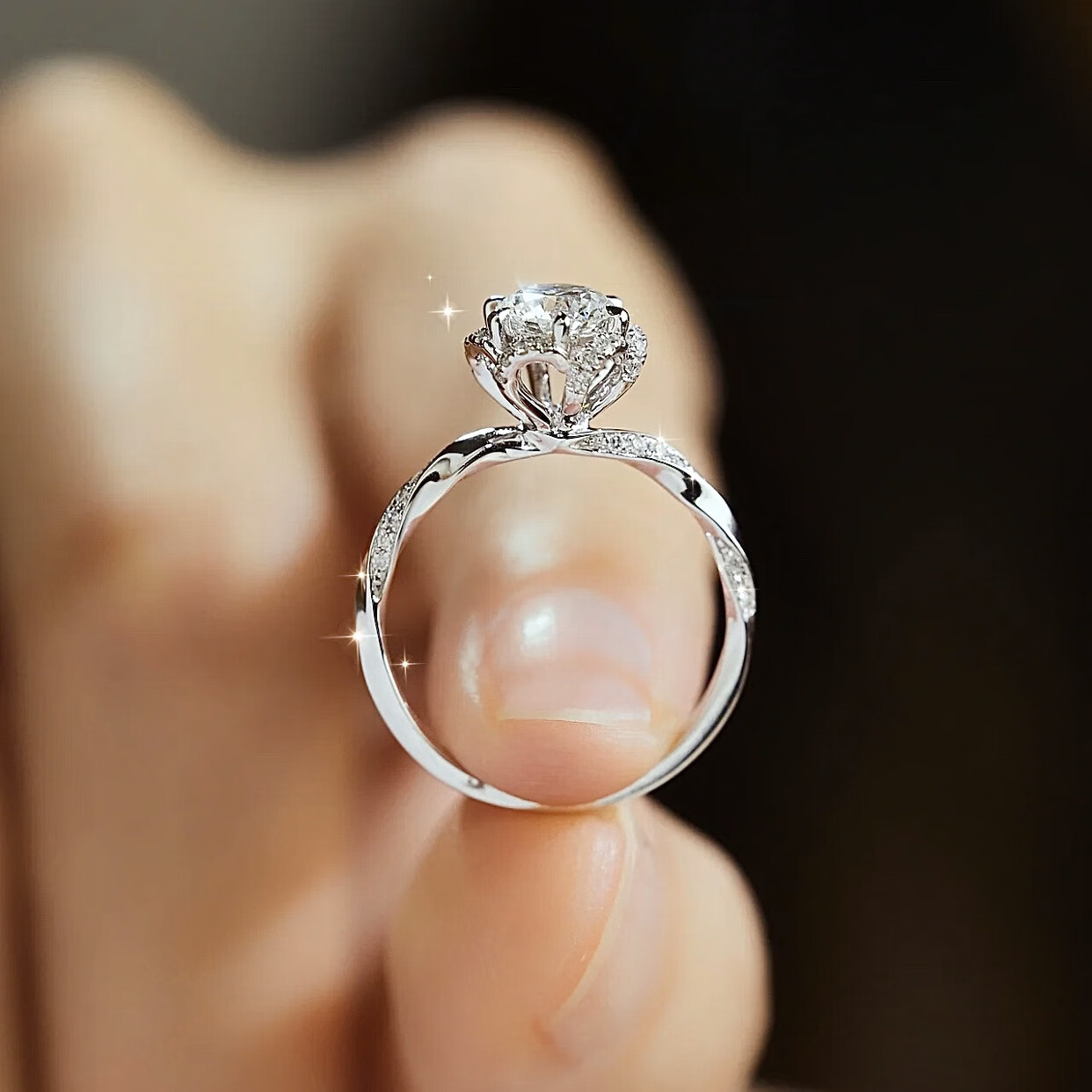 世纪约定新款花朵手捧花莫桑石钻戒女镀金不掉色轻奢结婚钻戒仿真闭口