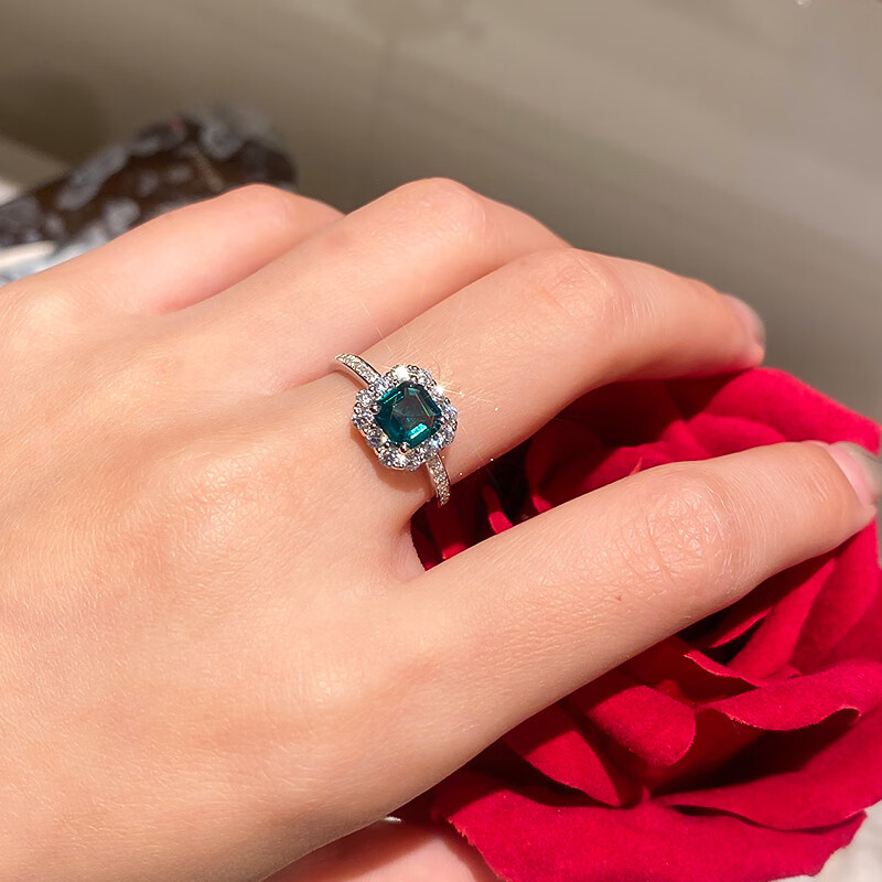 黛丝美铂金祖母绿戒指女仿真莫桑宝石时尚复古气质镶嵌碧玺钻戒满钻