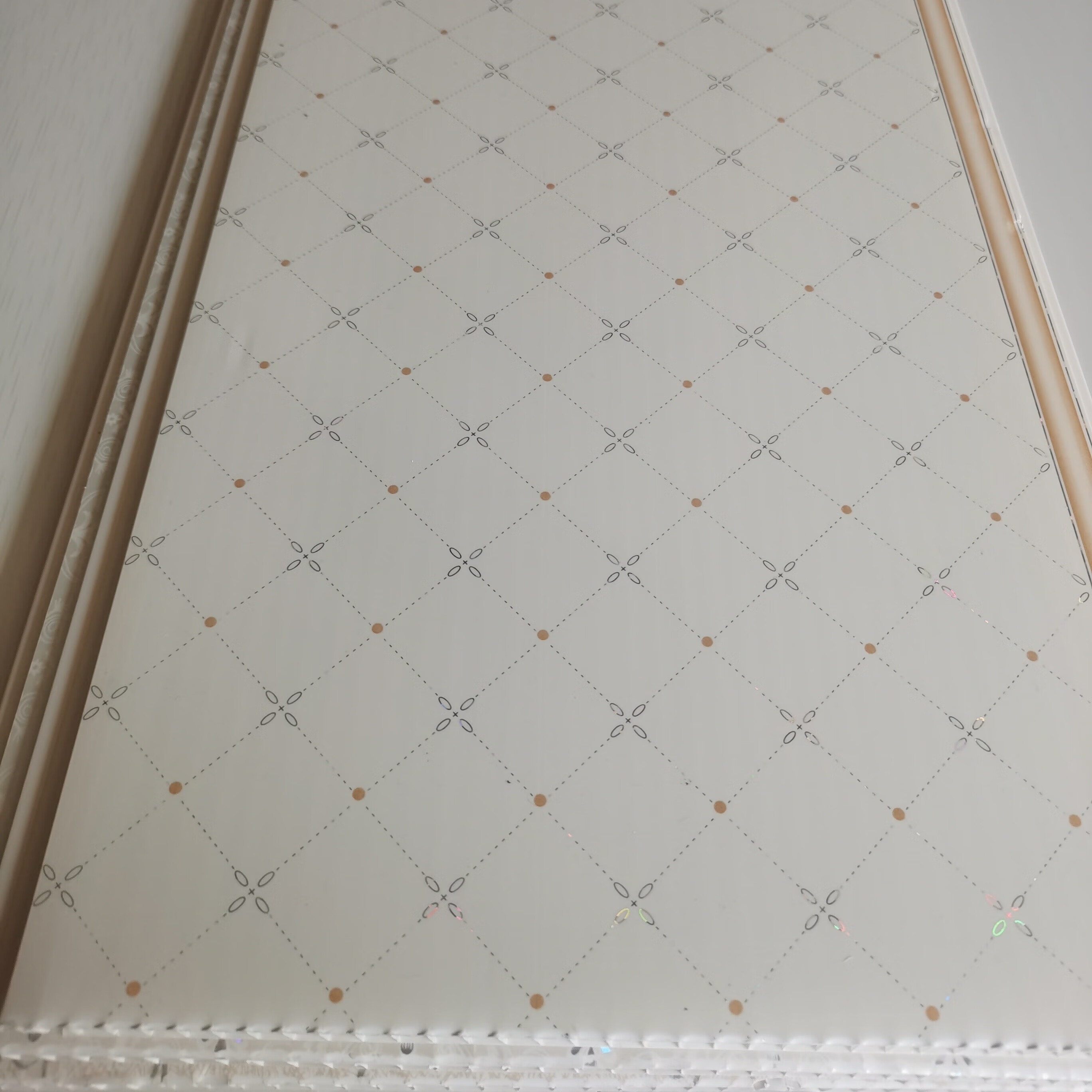 pvc长条塑料吊顶扣板自装简单天花板客厅卧室彩钢棚出租老旧屋顶 满天