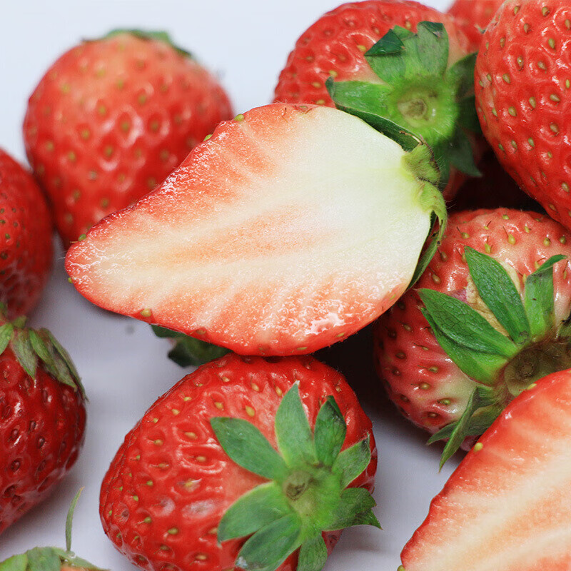 勿语大凉山99红颜新鲜草莓 【多地次日达】牛奶草莓圣诞礼盒产地直发 现货4盒中大果单果12g+ (44-80枚)净重2.2-2.6斤