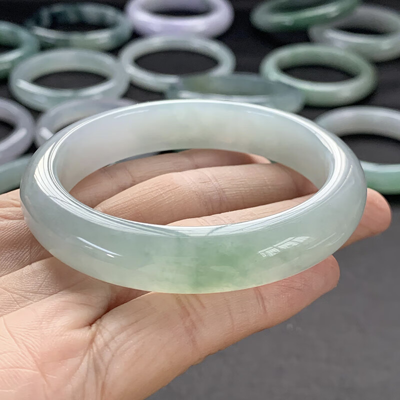 皇本 天然翡翠 a冰糯种玉手镯 淡浅绿色 飘花平安玉镯子女款 带证 精品浅绿62-64mm证书礼盒使用感如何?