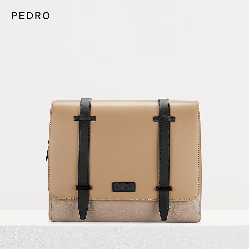 Pedro邮差包男士插带装饰大容量斜挎包PM2-25210189 沙色 综合色