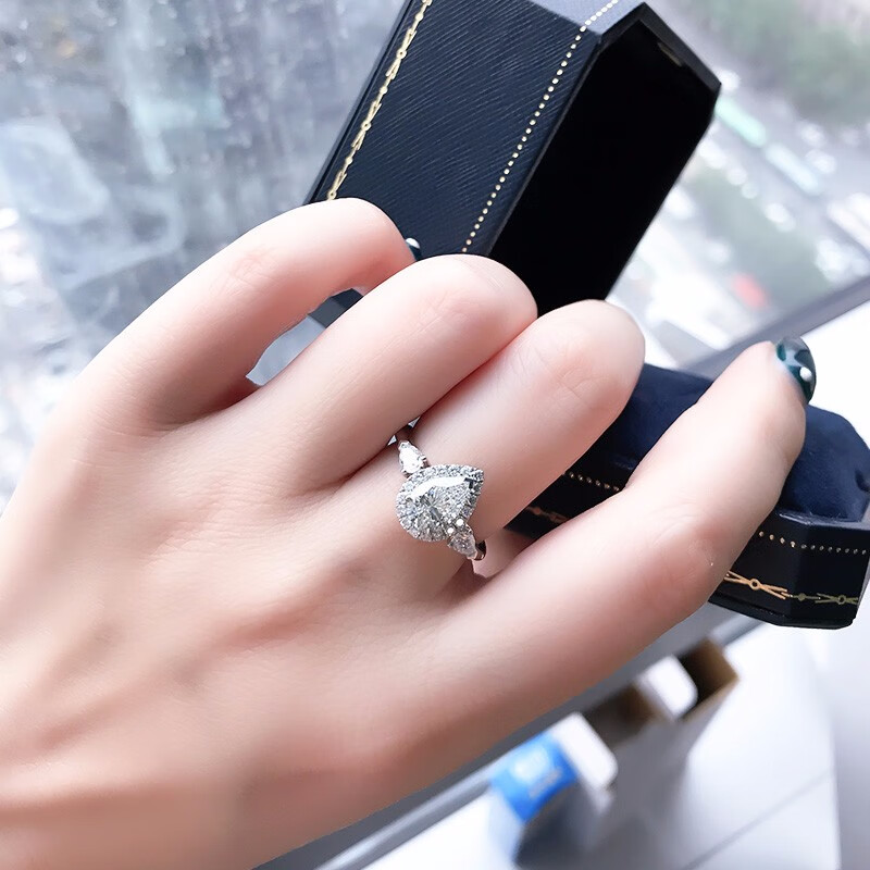 我爱钻石网 18k金钻戒女款水滴形群镶钻石戒指gia裸钻定制订婚戒指