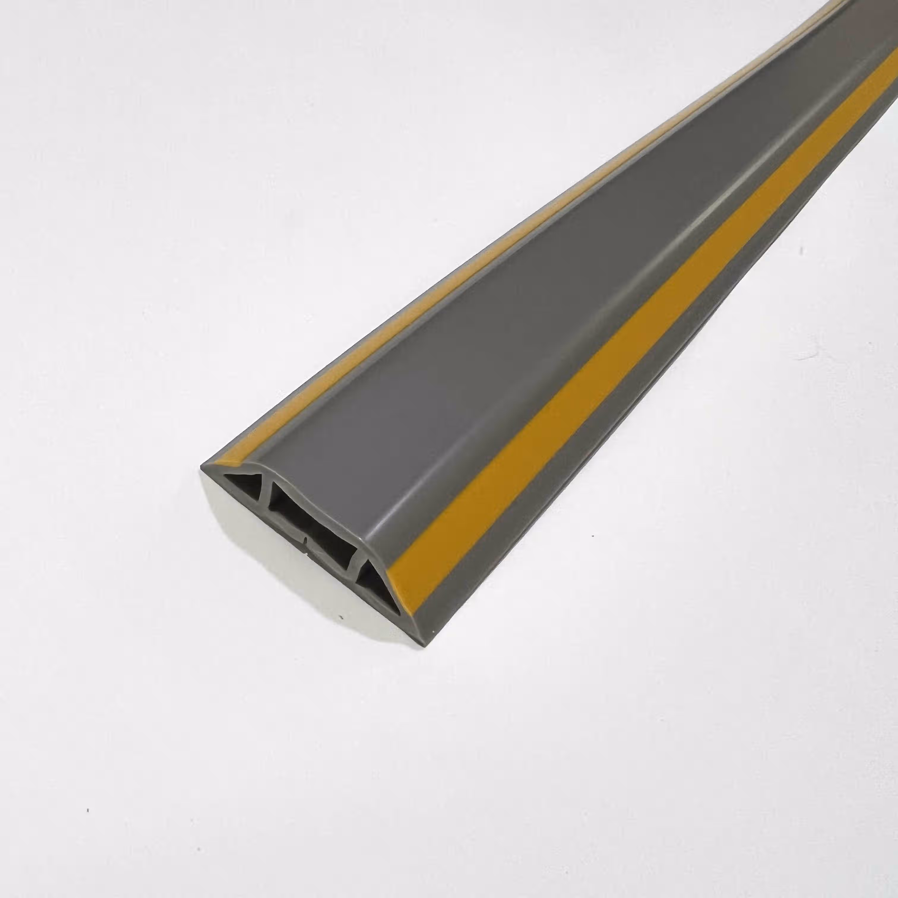 鸣固pvc软胶线槽地面走线槽抗压防踩遮缝明装理线槽防水阻燃自粘灰色
