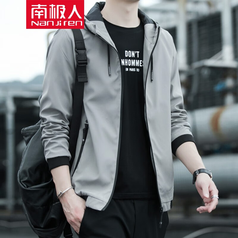 ���ڲ������ϼ��˼п���������ñ���������п����˶����·��ļ���ʿ��װ ��ɫ.. L