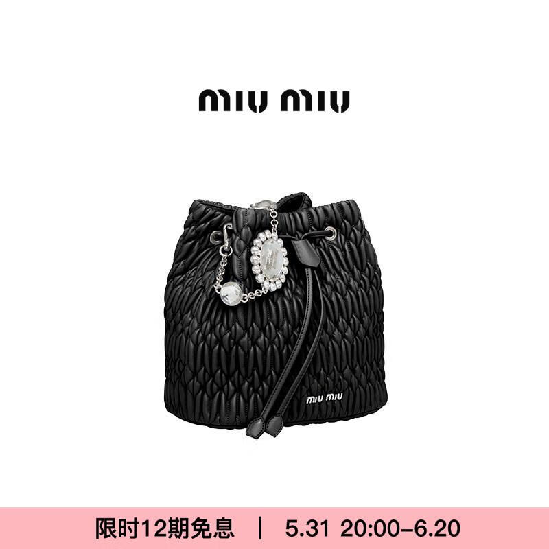 缪缪 miumiu 22春夏女士黑色羊皮革仿水晶装饰软羊革水桶包 5be050v