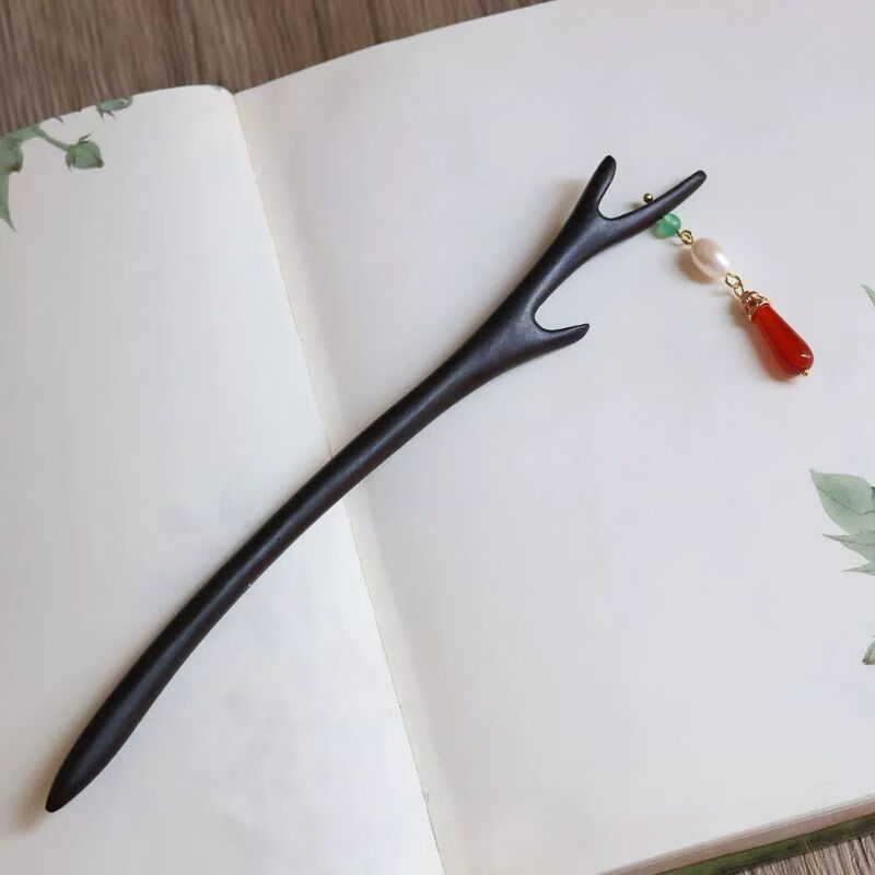 流苏款鹿角黑檀木簪一支