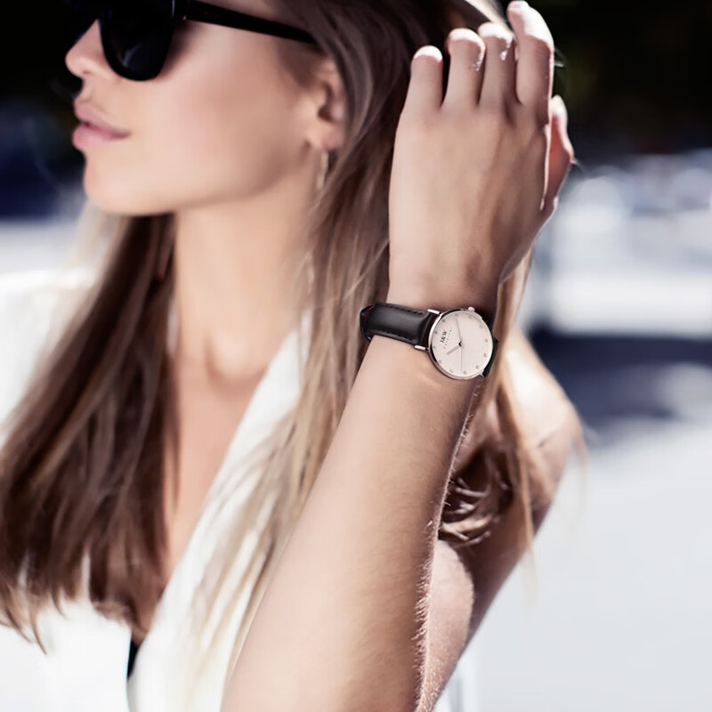 爱沃驰瑞士钻钉刻度纤薄32mm时尚防水石英手表女士表七夕生日礼物送女友 银壳白面|黑皮带