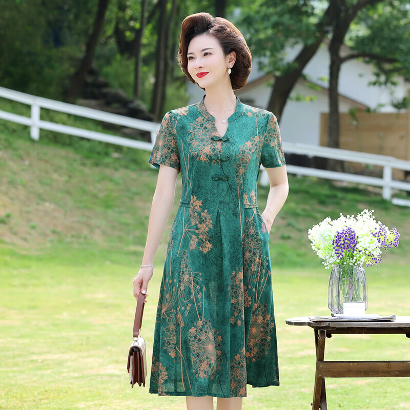 50岁左右的五十多岁妈妈穿的夏装高档女连衣裙洋气中年女高贵中老年人
