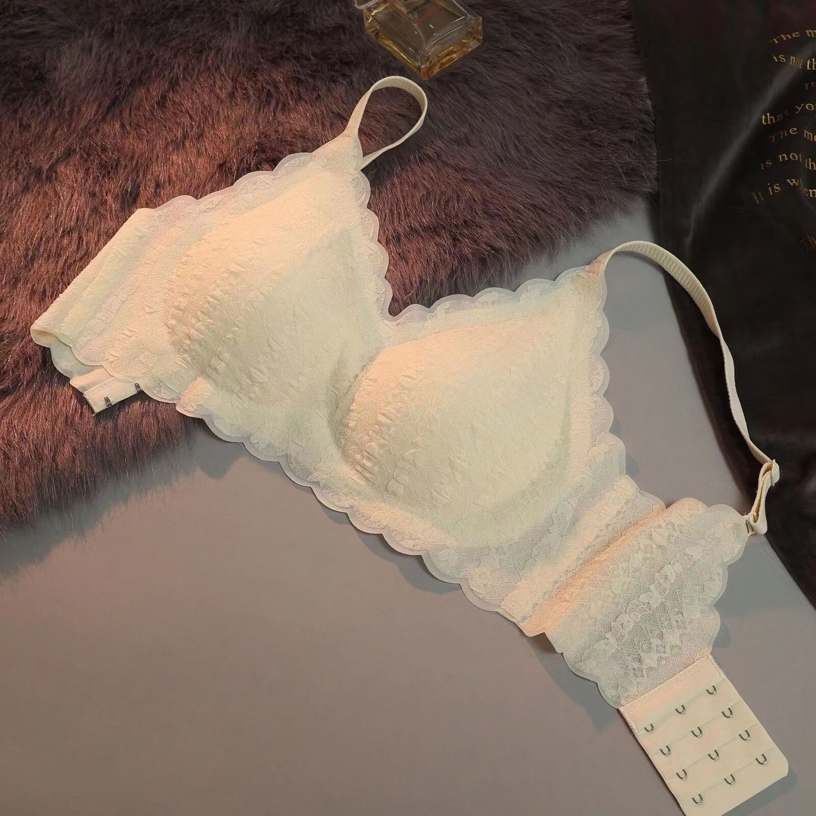 梅纽因无痕舒适内衣女小胸聚拢薄款无钢圈收副乳上托背心式美背蕾丝