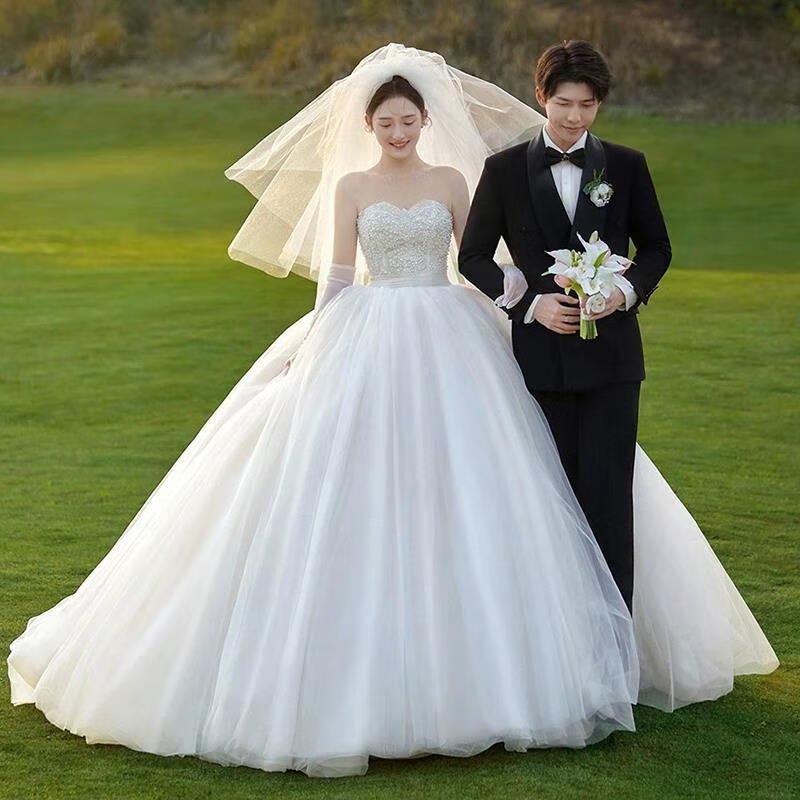 澈逸影楼主题拍照服装新款婚纱摄影外景草坪网纱抹胸在逃公主拖尾主纱